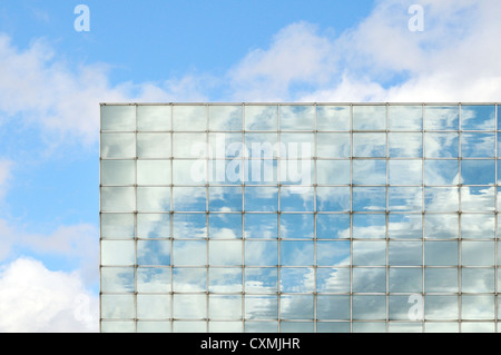 Nuvole riflettono in un edifici vetro specchiato windows Foto Stock