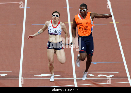 Libby Clegg e Mikail HUGGINS (Guida) ottenere la medaglia d'argento alle donne 100m - T12 presso lo stadio olimpico Foto Stock