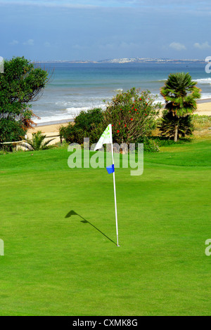 Algarve spiaggia e golf scenario costiero, Portogallo Foto Stock