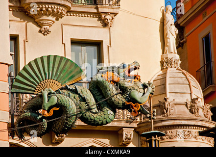 Las Ramblas icona, ghisa dragon su ex shop ombrello, in Barcellona Foto Stock