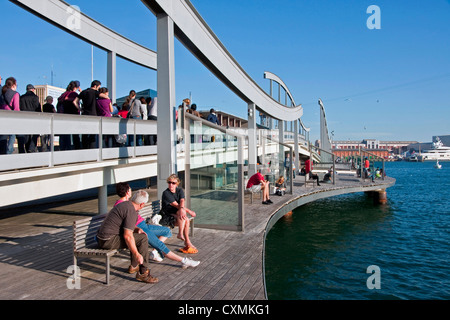 Rambla del Mar ponte pedonale a Port Vell di Barcellona Foto Stock