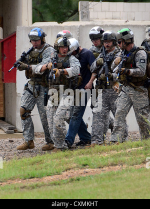 US Army Special Forces preparare da caricare in un MH-60 Black Hawk dopo fast roping su un bersaglio durante il training Agosto 2012 presso la John F. Kennedy Special Warfare Center e la scuola di Fort Bragg, North Carolina. Foto Stock
