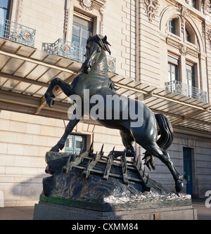 Cheval à la herse, verniciato di nero cavallo di bronzo scultura di Pierre Louis Rouillard (d. 1881) al di fuori del Musée d'Orsay, Parigi Francia. Foto Stock