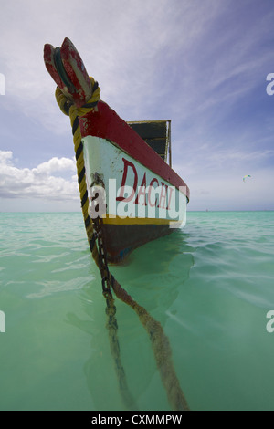 Ancorata colorate barche da pesca di Aruba II Foto Stock