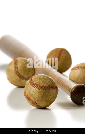 Vecchio Vintage, antichi oggetti di baseball su sfondo bianco Foto Stock