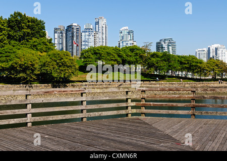 Un viaggio panoramico in Vancouver (Canada) vista dal lato nord di False Creek tenendo a Granville Island e lo skyline di Yaletown Foto Stock