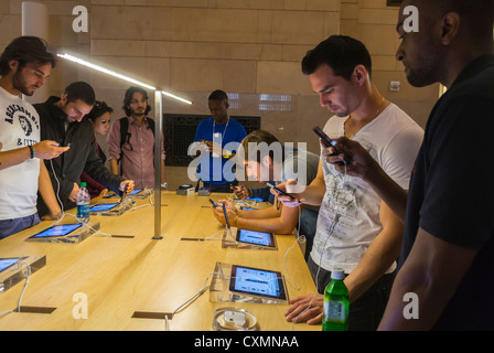 New York, NY, USA, Apple Store, American Teenagers Shopping, guardando iphone, smartphone, nel Grand Central Building, Manhattan, prodotti di consumo, gruppo multirazziale che utilizza una nuova tecnologia entusiasmante. showroom apple, giovani che acquistano dispositivi mobili, iphone adolescenti al telefono Foto Stock