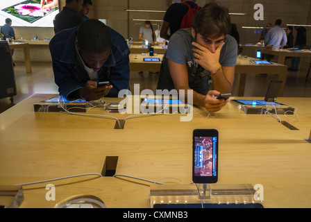 New York City, New York, Stati Uniti, ragazzi americani che visitano l'Apple Store, guardano nuovi telefoni, smartphone, nel Grand Central Building, Manhattan i giovani che acquistano cellulare, negozio di telefoni, acquirenti che guardano iphone, mani, tecnologia mela, adolescenti sui loro telefoni Foto Stock