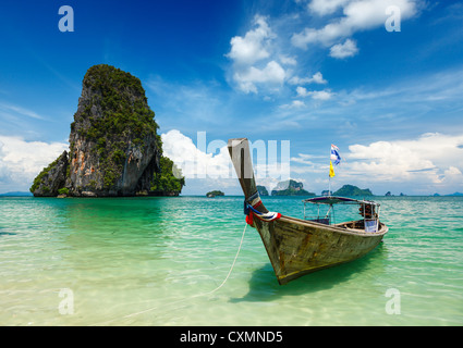 Barca dalla coda lunga sulla spiaggia tropicale (Pranang beach) e rock, Krabi, Thailandia Foto Stock