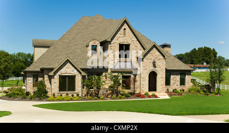 Due belle storia home con cortile paesaggistico contro il cielo blu Foto Stock