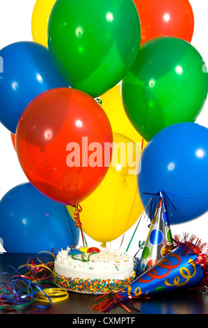 Festa di compleanno con palloncini, una torta decorata e partito cappelli, sfondo Foto Stock