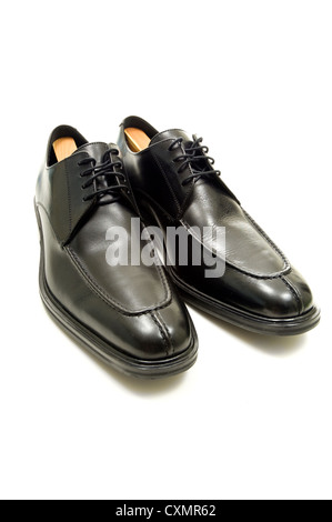 Uomini vestito nero scarpe su sfondo bianco Foto Stock
