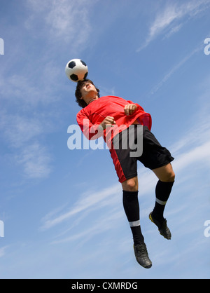 Calcio - giocatore di calcio rendendo la testata Foto Stock