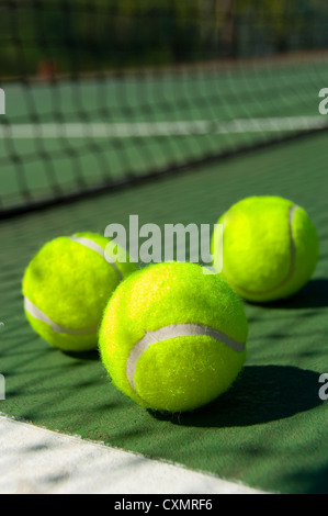 Verdolino brillante, giallo palla da tennis su dipinta di fresco corte di cemento Foto Stock