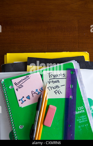 Usato forniture scolastiche sulla scrivania con matite, gomme, un righello e di post-it Foto Stock