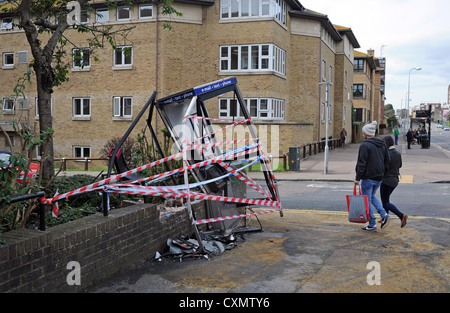 Una cabina telefonica nella parte orientale della strada alla giunzione con Connaught Place Brighton è stato completamente distrutto dalle automobili Foto Stock