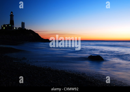 Alba si rompe sul faro di Montauk Point Foto Stock