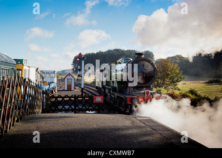 B12 locomotiva avvicinando Weybourne stazione sulla North Norfolk Railway, Norfolk, Regno Unito Foto Stock