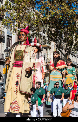 La Gegants (Giganti) sfilano lungo la Rambla street durante La Mercè festival, Barcellona, in Catalogna, Spagna Foto Stock