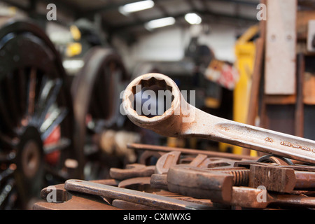 Chiave ad anello su un banco di lavoro di strumenti utilizzati nel laboratorio di ingegneria. Il motore capannone in cui locomotive a vapore sono in fase di ripristino. Foto Stock