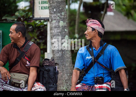 Uomini Balinese vicino al Tempio Pura Tanahlot Foto Stock
