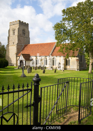 Una vecchia chiesa inglese illustrato con un ferro battuto kissing gate e recinzione in primo piano. Foto Stock