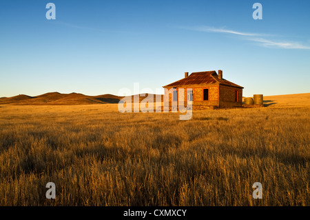 Storico Cobb & Co Cottage in luce serale. Foto Stock
