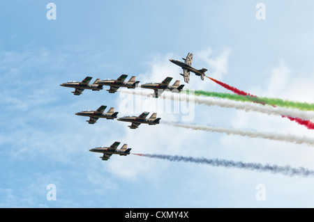 Un eccitante display dal Al Fursan aerobatic team di visualizzazione degli Emirati Arabi Uniti Air Force al 2012 Air Tattoo Foto Stock