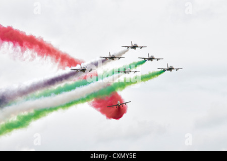 Un eccitante flypast dal Al Fursan aerobatic team di visualizzazione degli Emirati Arabi Uniti Air Force al 2012 Air Tattoo Foto Stock