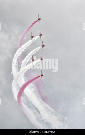 Un altro schermo di display di precisione battenti dal British frecce rosse nella loro BAe Hawk Jet Trainer all'2012 RIAT Foto Stock