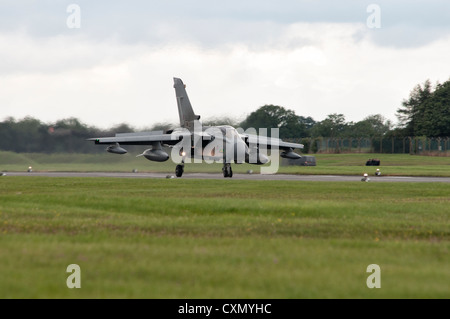 Panavia Tornado GR4A ZA369 / 003 dal Royal Air Force 15 Squadron RAF Lossiemouth fa un atterraggio sottovento rispetto al 2012 RIAT Foto Stock