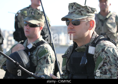 Petty officer 2a classe pendleton Johnson, un tecnico informazioni servizio spiaggia con unità master 1, monitor Ocean Beach prima di una Landing Craft Air Cushion terre a terra per un aiuto in caso di catastrofe dimostrazione in san francisco settimana della flotta oct. 3, 2012 Settimana della flotta è dedicato a mostrare i civili dei militari degli Stati Uniti la capacità di assistenza umanitaria e di emergenza la predisposizione di risposta sulla home front. Foto Stock