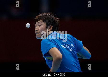 Tianwei Feng (SIN) concorrenti in corrispondenza della medaglia bronze nelle donne il ping pong presso le Olimpiadi estive di Londra, 2012 Foto Stock