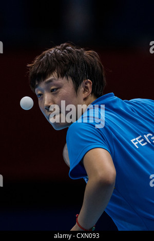 Tianwei Feng (SIN) concorrenti in corrispondenza della medaglia bronze nelle donne il ping pong presso le Olimpiadi estive di Londra, 2012 Foto Stock