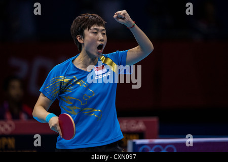 Tianwei Feng (SIN) concorrenti in corrispondenza della medaglia bronze nelle donne il ping pong presso le Olimpiadi estive di Londra, 2012 Foto Stock