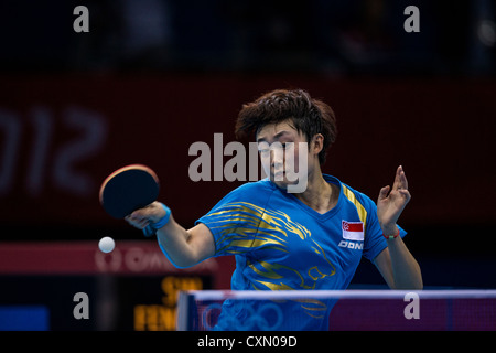 Tianwei Feng (SIN) concorrenti in corrispondenza della medaglia bronze nelle donne il ping pong presso le Olimpiadi estive di Londra, 2012 Foto Stock