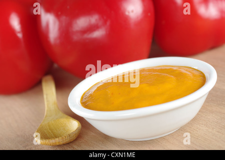 Peruviano di salsa calda fatta di un peperone rosso chiamato rocoto che è visibile in background (messa a fuoco selettiva) Foto Stock