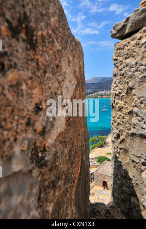 Vista dall'Impero Ottomano di insediamento di un caicco che stava trasportando i turisti a Spinalonga Spinalonga era precedentemente usato come un lebbrosario Foto Stock