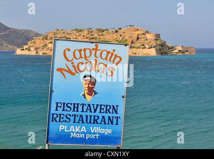 Spinalonga, Creta fotografata dal villaggio di Plaka sull'isola principale. Una volta famosa come colonia di lebbrosi ora immortalata a ‘l'isola', Creta, Grecia Foto Stock