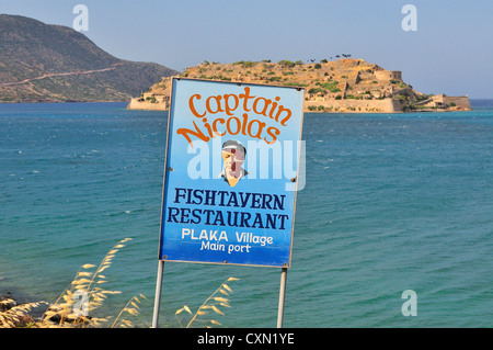 Spinalonga, Creta fotografata dal villaggio di Plaka sull'isola principale. Una volta famosa come colonia di lebbrosi ora immortalata a ‘l'isola', Creta, Grecia Foto Stock