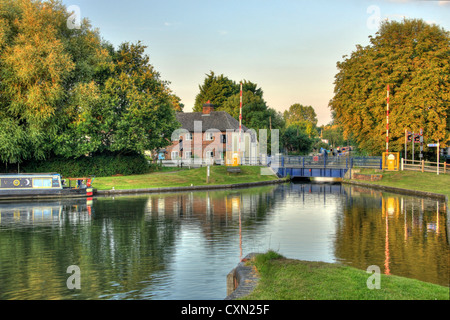 Kennet and Avon Canal tra Padworth e Aldermaston in Berkshire che mostra il ponte di sollevamento e barca stretta Foto Stock