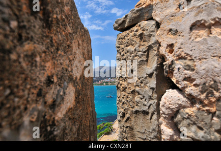 La vista dal Bastione ottomano di un caicco che stava trasportando i turisti di Spinalonga, di Spinalonga era precedentemente usato come un lebbrosario Foto Stock