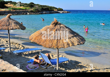 Persone che nuotano e si rilassano a Istro, spiaggia una delle spiagge settentrionali di Creta vicino ad Agios Nikolaos, Lasithi, Grecia Foto Stock