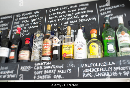 Spiriti in 'top shelf' al bar dell'hotel. Foto Stock