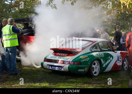 Bianco vapore Touring Car si blocca in una 911 GT3 R Hybrid Porsche Foto Stock