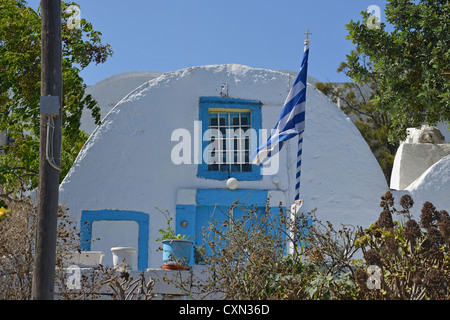 Piccola casa con bandiera greca al di fuori, Firá, SANTORINI, CICLADI Sud Egeo Regione, Grecia Foto Stock