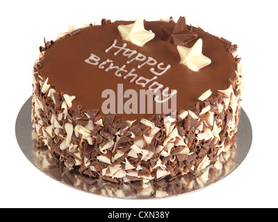 Fresca Celebrazione di cioccolato torta di compleanno isolata contro uno sfondo bianco con nessun popolo e un percorso di clipping pronto a mangiare Foto Stock