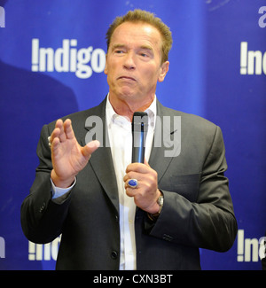 Attore ed ex governatore della California Arnold Schwarzenegger si ferma a Toronto la Indigo bookstore al centro Manulife promuovendo il suo Foto Stock