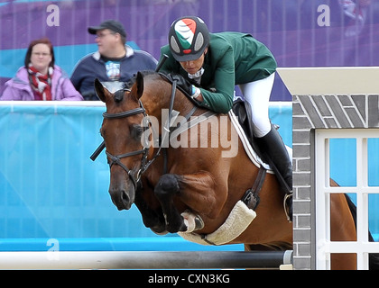 Aoife Clark (IRL) maestro di equitazione Crusoe. Foto Stock