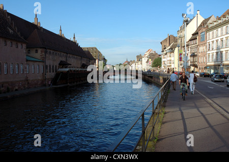 Strada accanto al Fiume Ill a Strasburgo, Alsazia, Francia Foto Stock